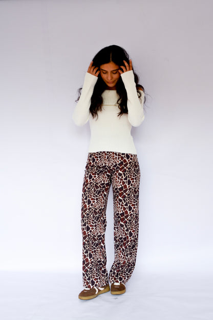 pantalón estampado cocodrilo