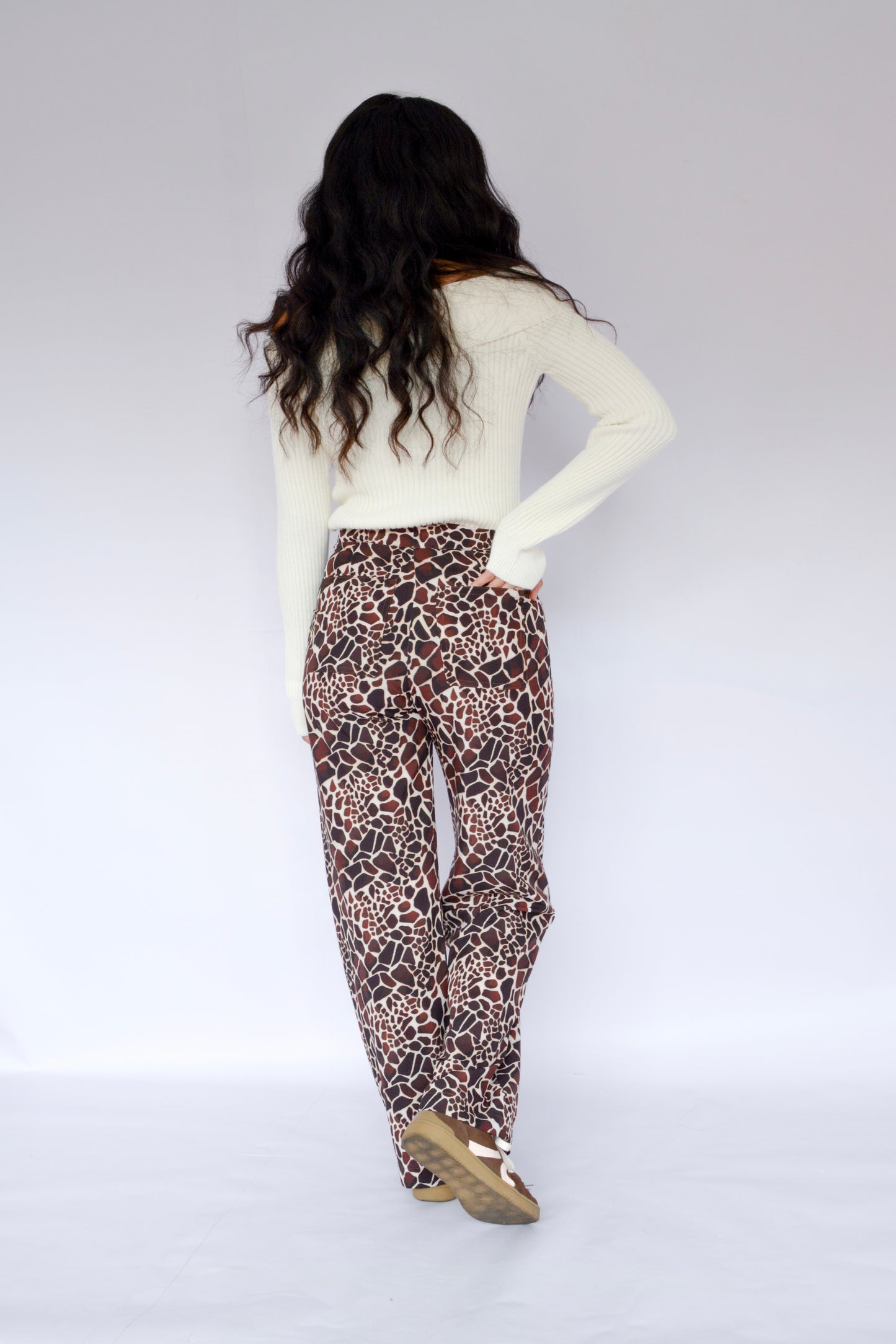 pantalón estampado cocodrilo