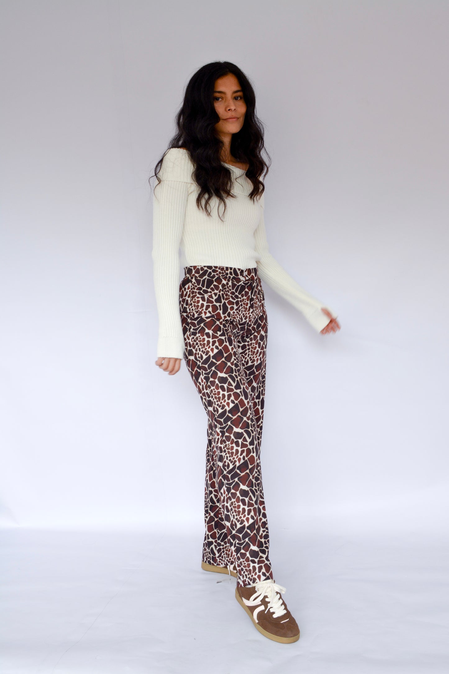 pantalón estampado cocodrilo