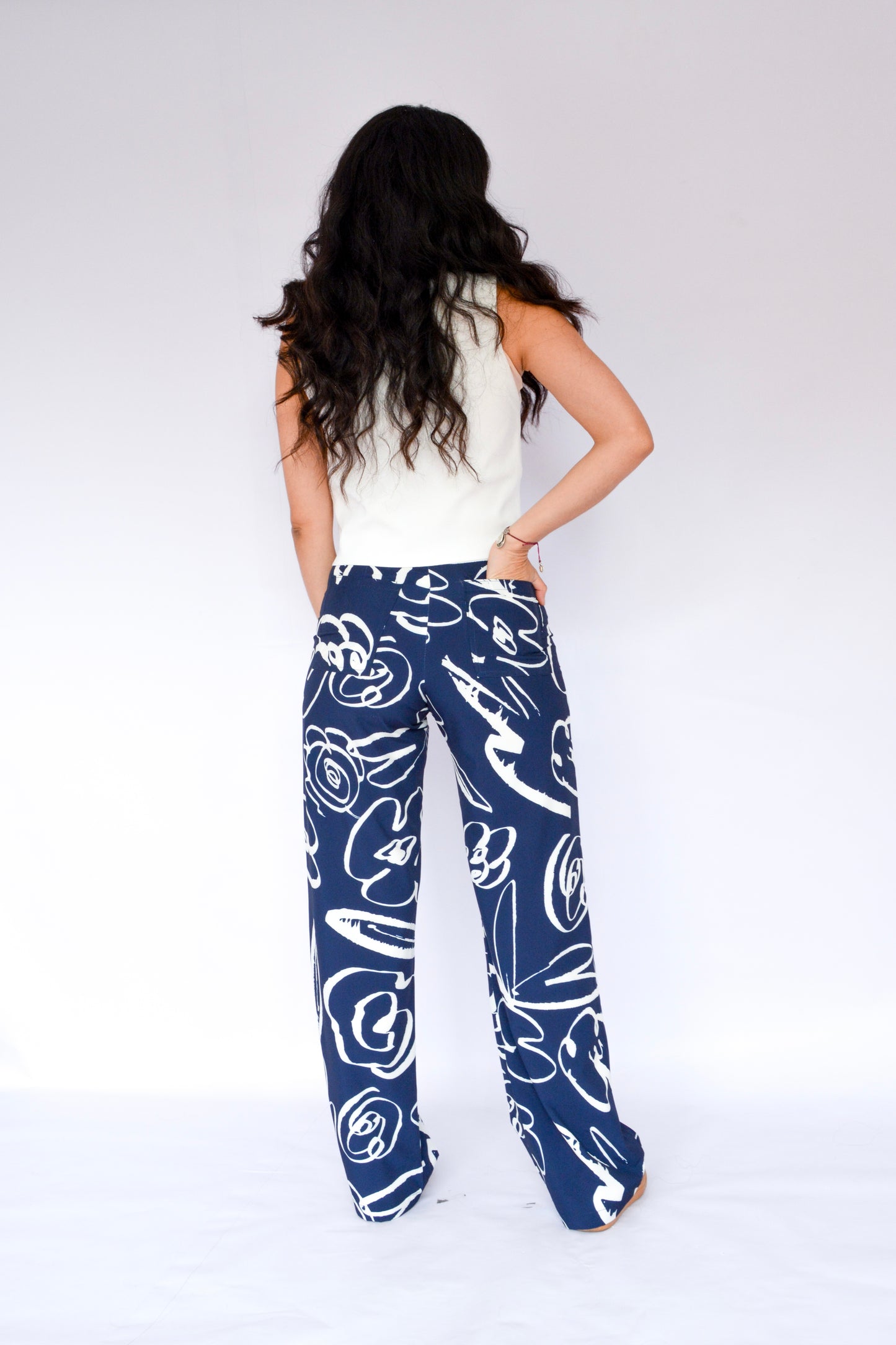 pantalón estampado dibujo flores