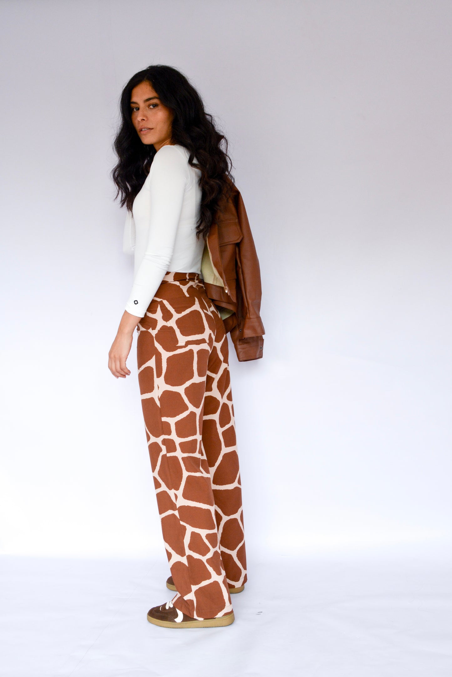 Pantalón estampado jirafa