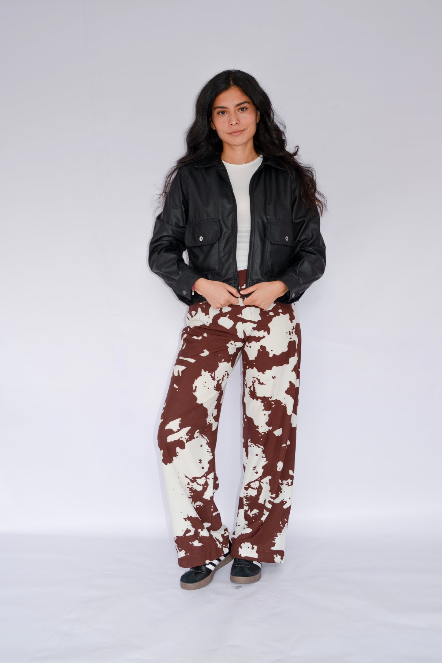 pantalón estampado vaca