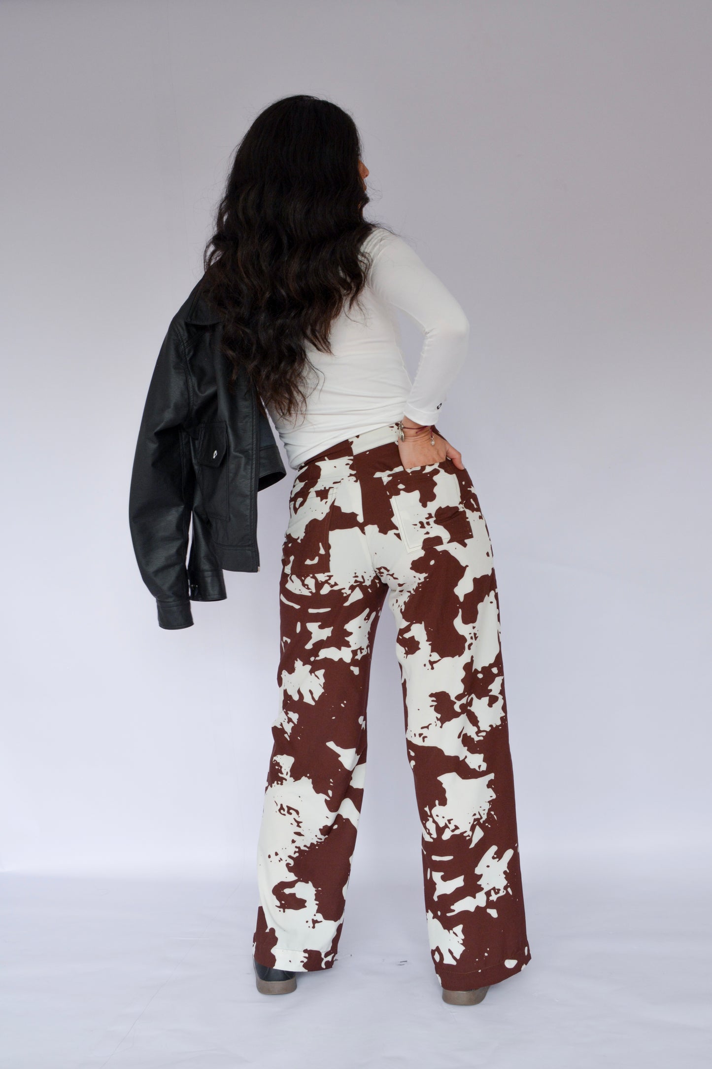 pantalón estampado vaca