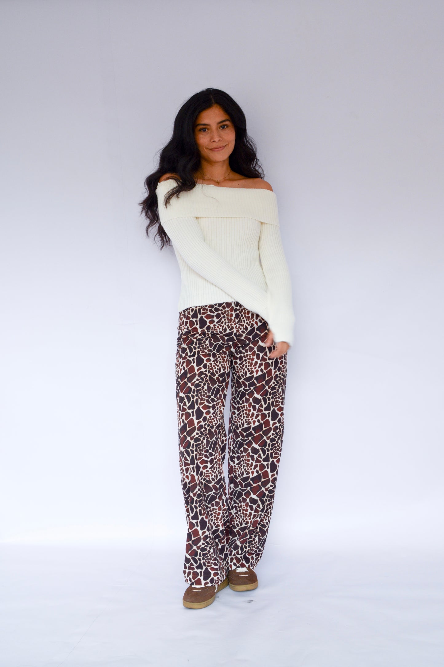 pantalón estampado cocodrilo